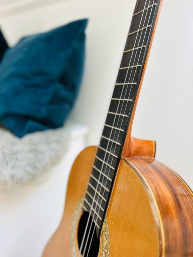 Akustisk gitarr med träfinish av Roger Strömberg, Luleå.
