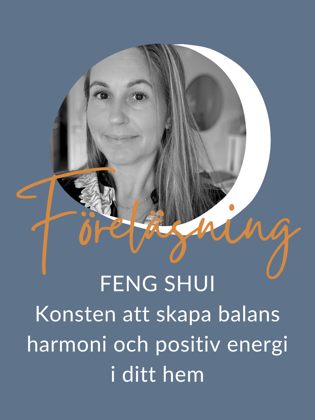 En bricka med en skål gröt, en kopp och två ljus, framför en öppen bok.