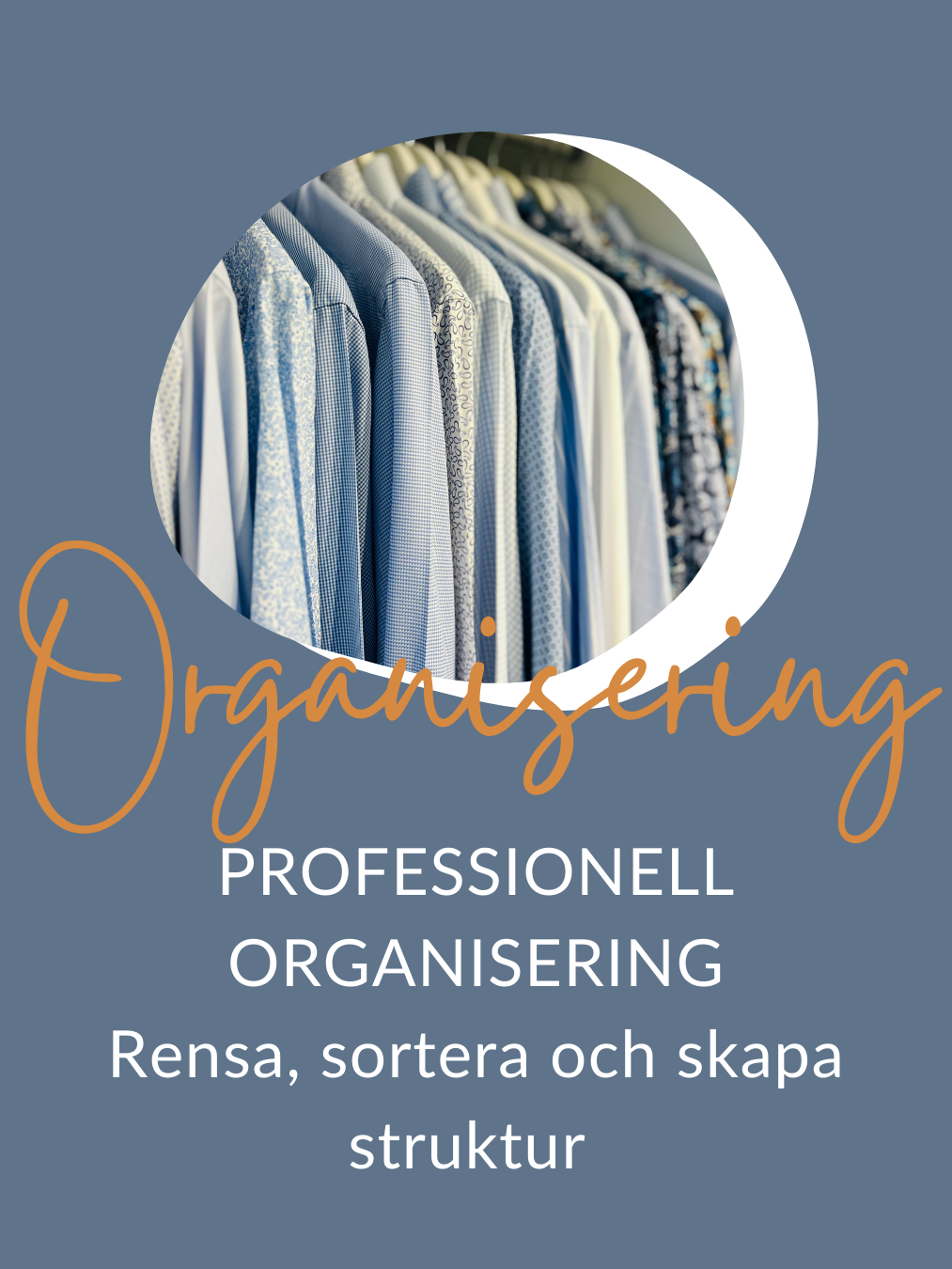 Fötter med grå strumpor på fönsterbrädan, en kopp står bredvid, snöigt landskap utanför.