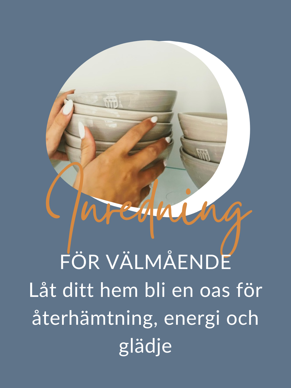 Öppen bok på en mjuk filt, med ljus i bakgrunden som skapar en mysig atmosfär.